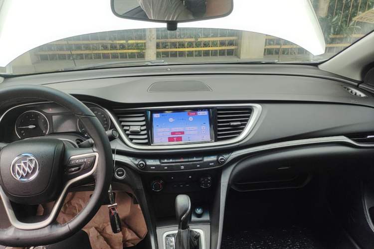 Used Buick Excelle GX 2018 18T Automatic Elite Model Center Console