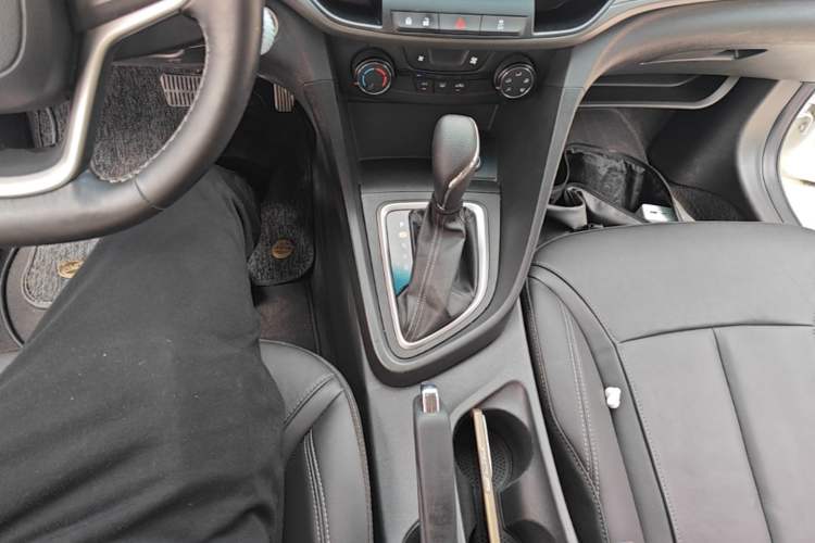 Used Buick Excelle GX 2018 18T Automatic Elite Model Gear Lever