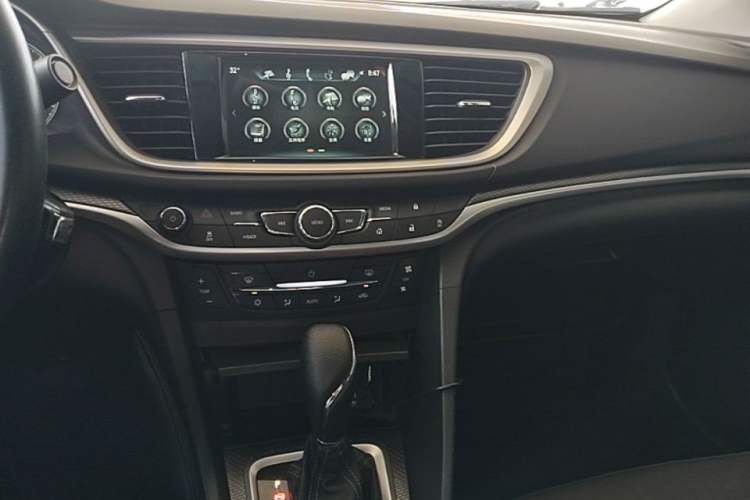 Used Buick Excelle GX 2019 18T Automatic Connected Elite Model China VI Standard Center Console