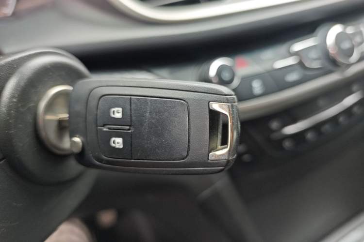 Used Buick Excelle GX 2019 18T Automatic Connected Elite Model China VI Standard Vehicle Key
