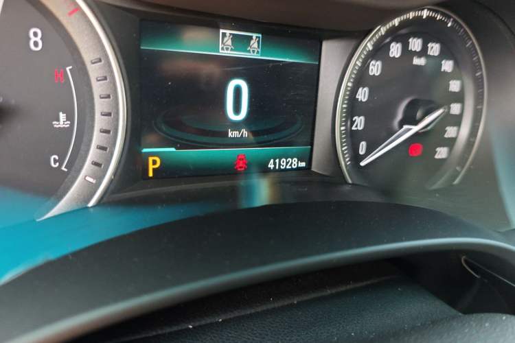 Used Buick GL6 2018 18T 6-Seater Prestige Model Odometer Close Up