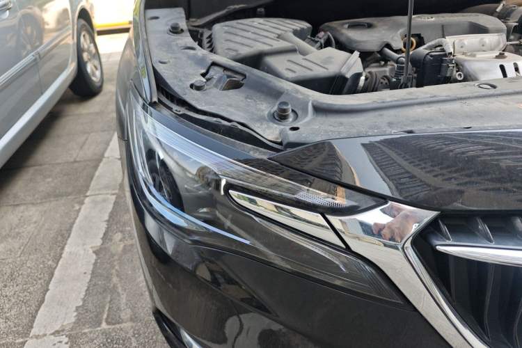 Used Buick GL6 2018 18T 6-Seater Prestige Model Right Front Headlight