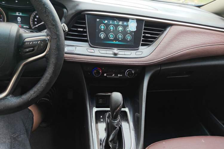 Used Buick GL6 2018 18T 6-Seater Prestige Model Audio And AC Panel