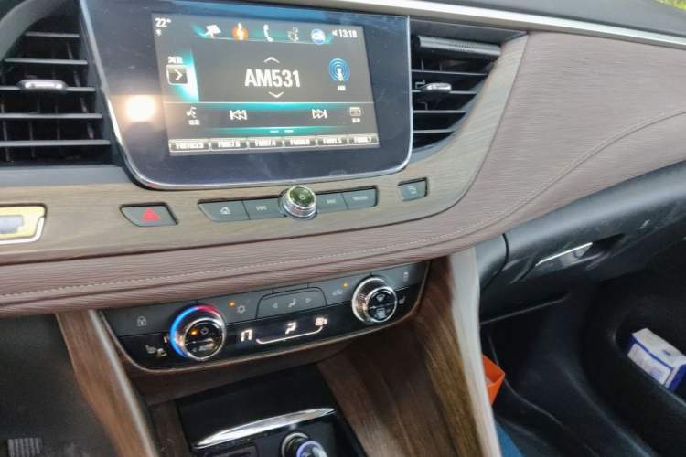 Used Buick GL6 2018 18T 6-Seater Prestige Model Audio And AC Panel