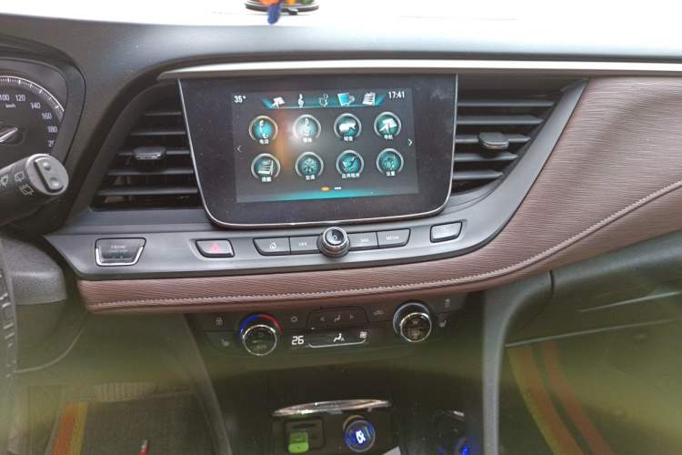 Used Buick GL6 2018 18T 6-Seater Luxury Model Audio And AC Panel