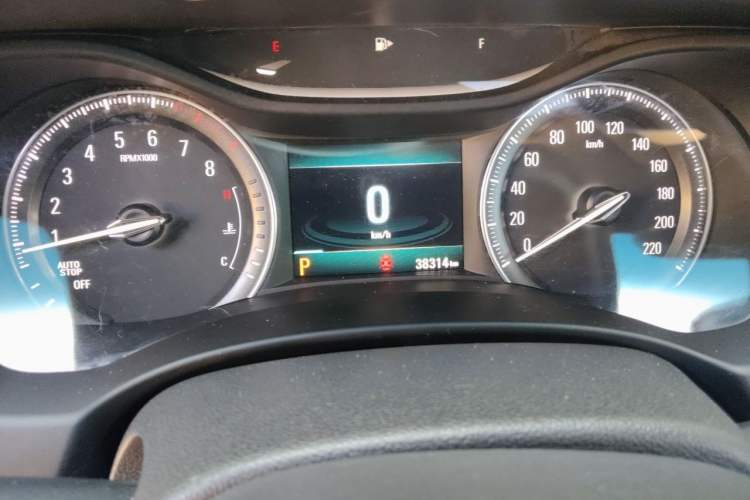 Used Buick GL6 2018 18T 6-Seater Prestige Model Odometer Close Up