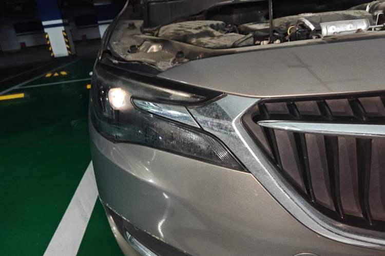 Used Buick GL6 2018 18T 6-Seater Prestige Model Right Front Headlight