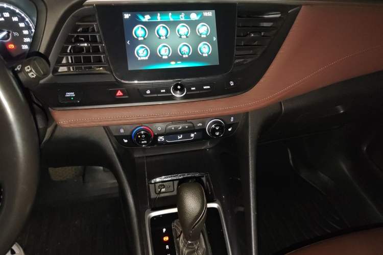 Used Buick GL6 2018 18T 6-Seater Luxury Model Audio And AC Panel