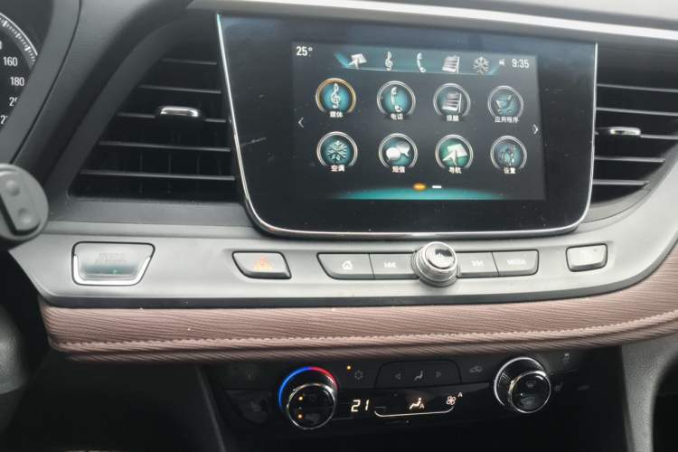 Used Buick GL6 2018 18T 6-Seater Luxury Model Audio And AC Panel