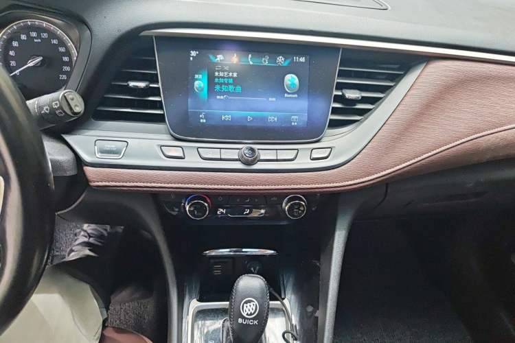 Used Buick GL6 2018 18T 6-Seater Luxury Model Audio And AC Panel