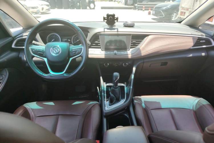 Used Buick GL6 2018 18T 6-Seater Luxury Model Center Console