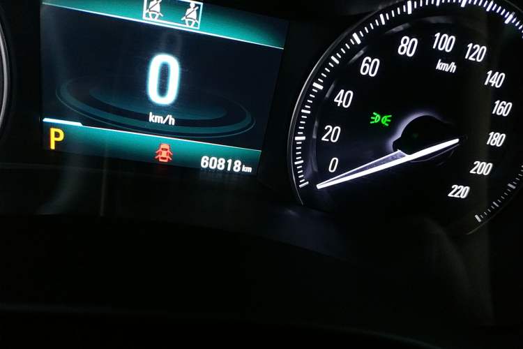 Used Buick GL6 2018 18T 6-Seater Prestige Model Odometer Close Up
