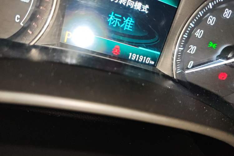 Used Buick GL6 2018 18T 6-Seater Luxury Model Odometer Close Up