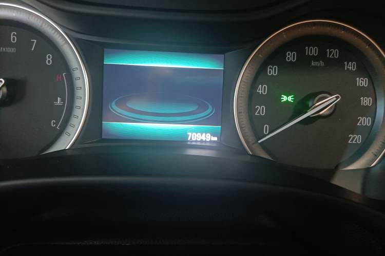 Used Buick GL6 2018 18T 6-Seater Luxury Model Odometer Close Up