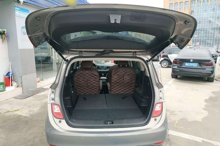 Used Buick GL6 2018 18T 6-Seater Prestige Model Trunk