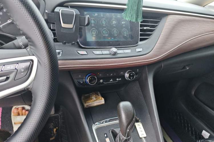 Used Buick GL6 2018 18T 6-Seater Prestige Model Audio And AC Panel