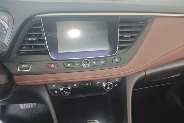 Used Buick GL6 2018 18T 6-Seater Prestige Model Audio And AC Panel