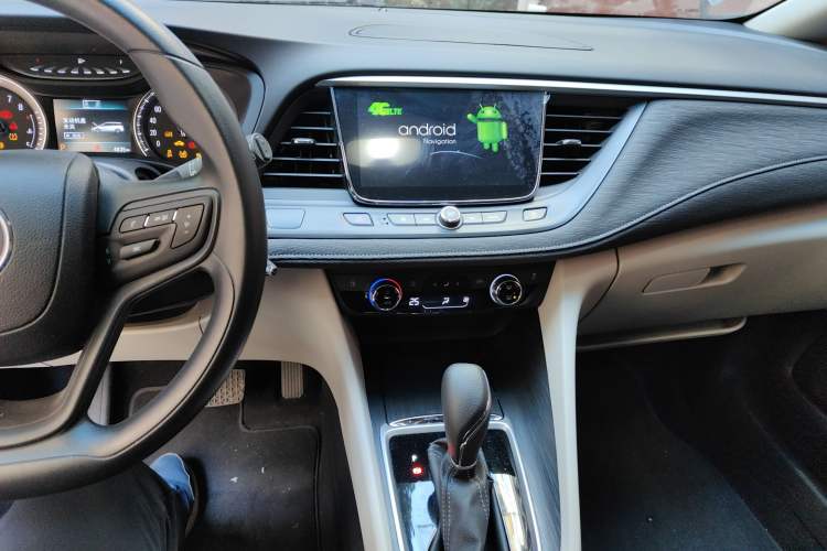 Used Buick GL6 2018 18T 6-Seater Elite Model Audio And AC Panel