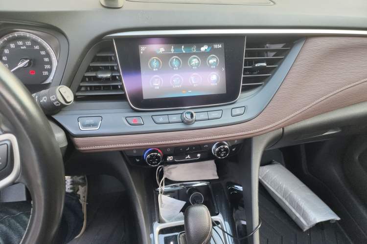 Used Buick GL6 2018 18T 6-Seater Prestige Model Audio And AC Panel