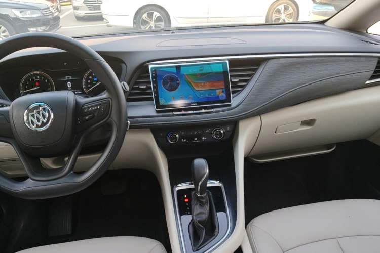 Used Buick GL6 2018 18T 6-Seater Elite Model Audio And AC Panel