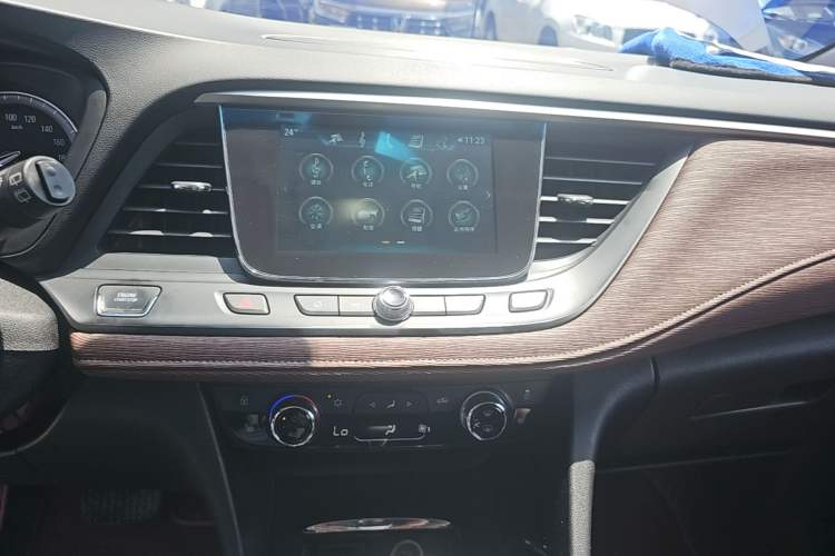 Used Buick GL6 2018 18T 6-Seater Prestige Model Audio And AC Panel
