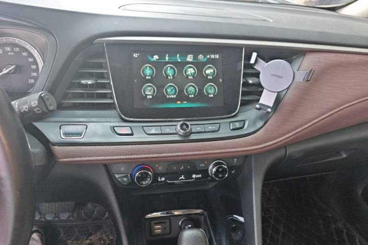 Used Buick GL6 2018 18T 6-Seater Prestige Model Audio And AC Panel