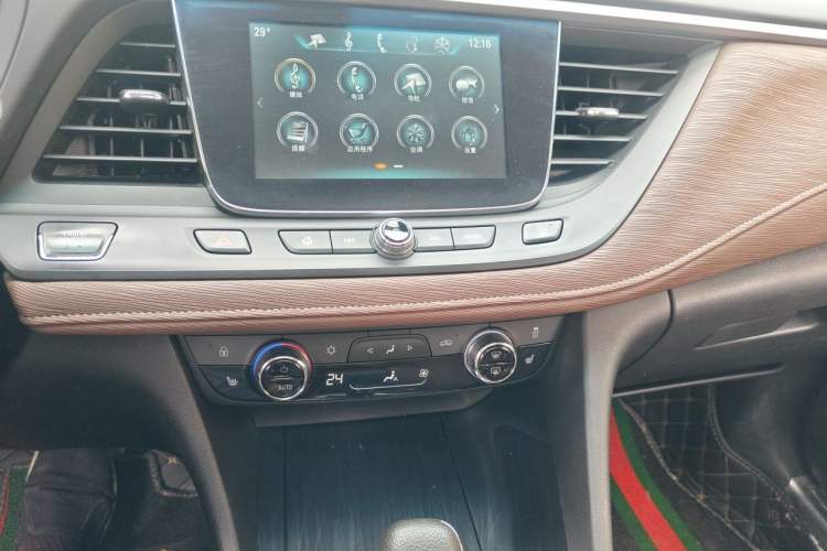 Used Buick GL6 2018 18T 6-Seater Prestige Model Audio And AC Panel