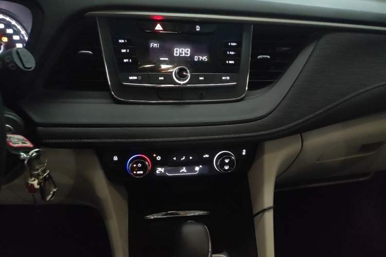 Used Buick GL6 2018 18T 6-Seater Elite Model Audio And AC Panel