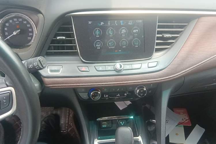 Used Buick GL6 2018 18T 6-Seater Prestige Model Audio And AC Panel