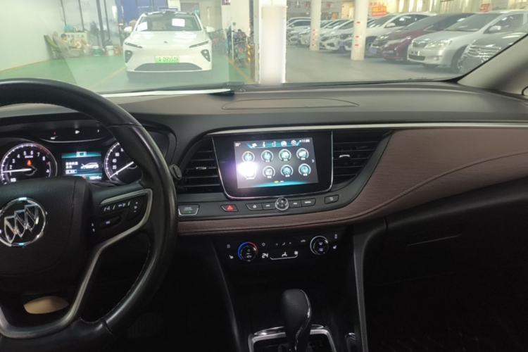 Used Buick GL6 2018 18T 6-Seater Luxury Model Center Console