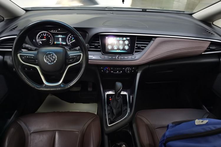 Used Buick GL6 2018 18T 6-Seater Prestige Model Center Console