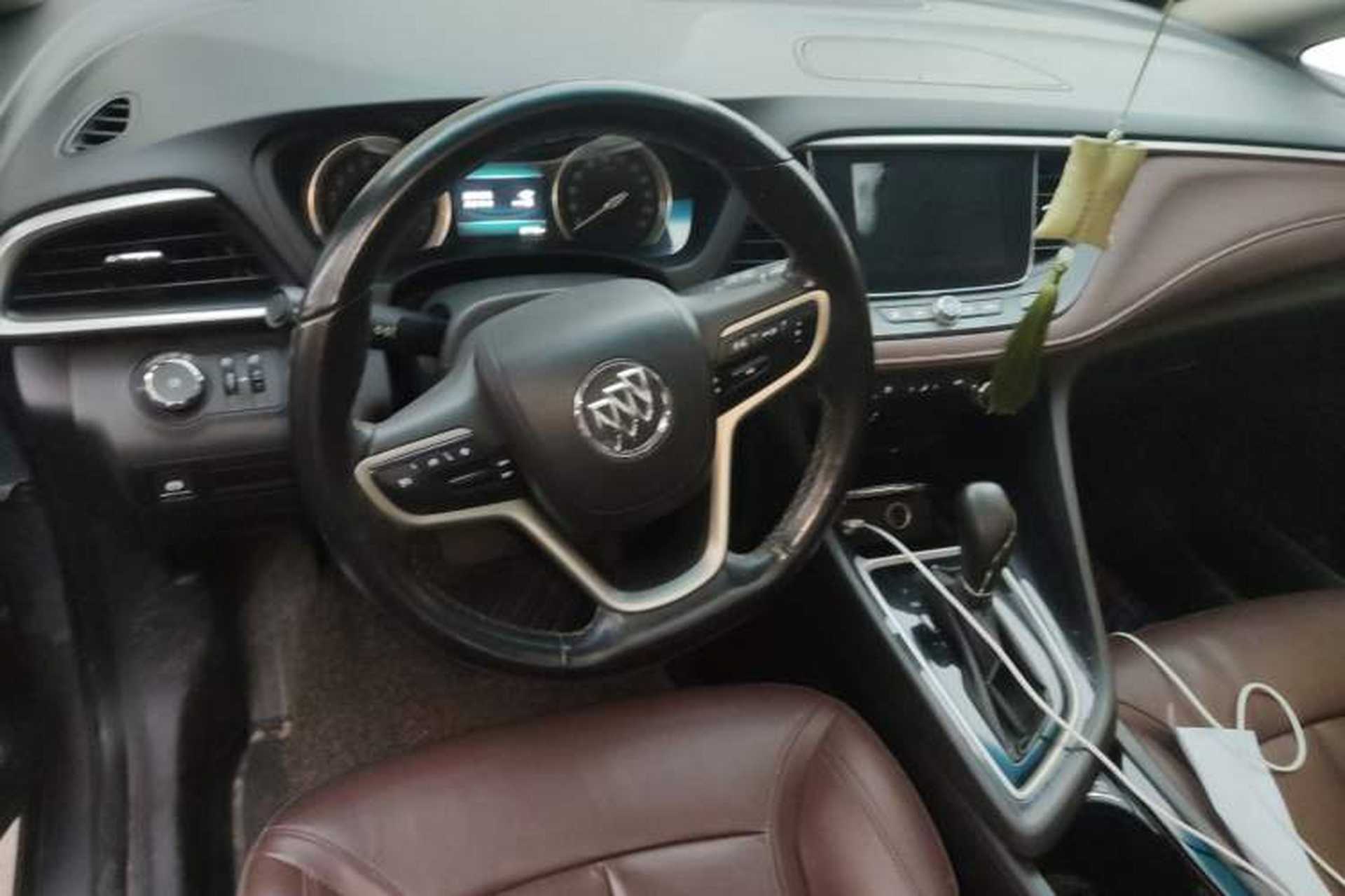 Used Buick GL6 2018 18T 6-Seater Luxury Model Center Console