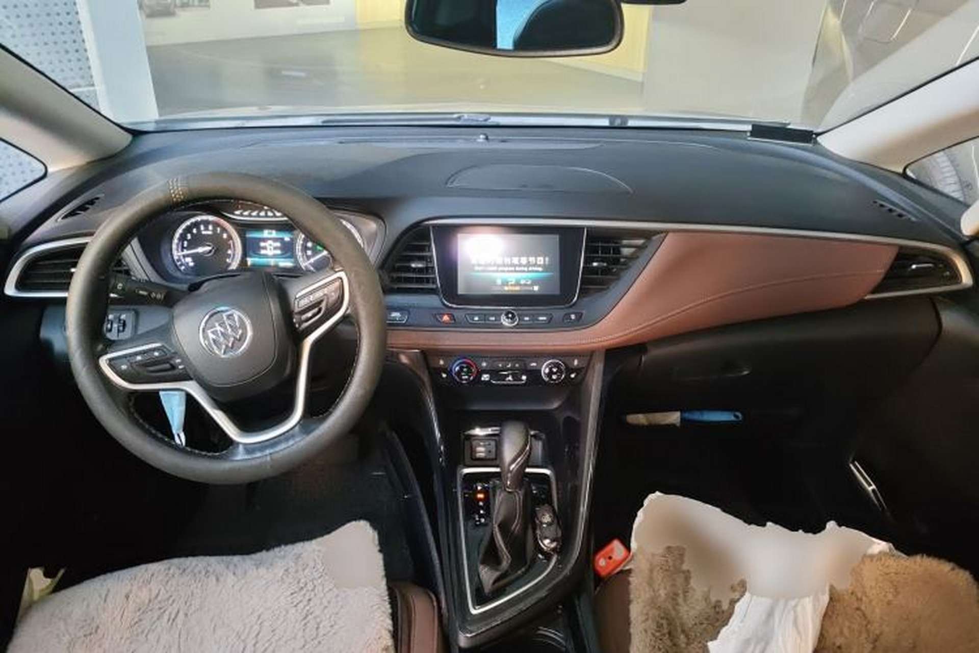 Used Buick GL6 2018 18T 6-Seater Prestige Model Center Console