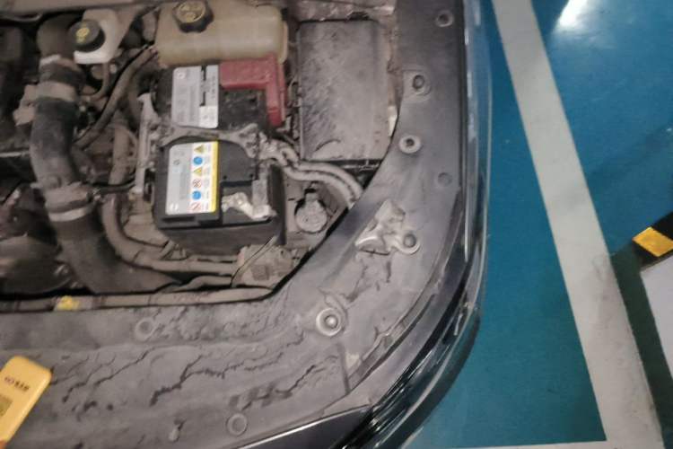 Used Buick GL6 2018 18T 6-Seater Prestige Model Engine Bay Left