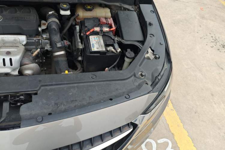 Used Buick GL6 2018 18T 5-seat Luxury Model Engine Bay Left