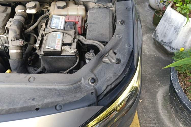 Used Buick GL6 2018 18T 5-seat Luxury Model Engine Bay Left