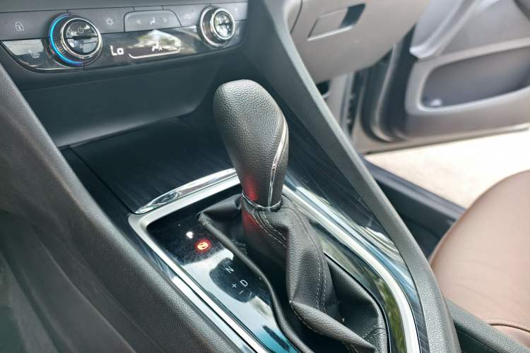 Used Buick GL6 2018 18T 6-Seater Luxury Model Gear Lever