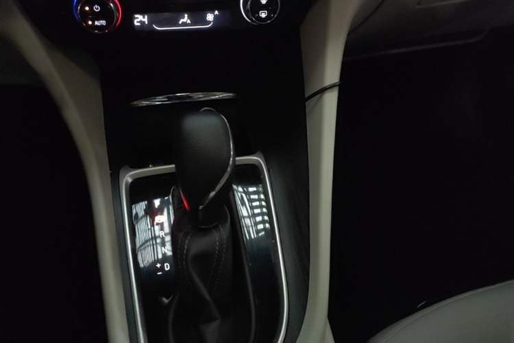 Used Buick GL6 2018 18T 6-Seater Elite Model Gear Lever