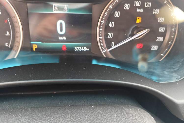 Used Buick GL6 2018 18T 6-Seater Luxury Model Odometer Close Up