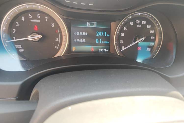Used Buick GL6 2018 18T 6-Seater Luxury Model Odometer Close Up