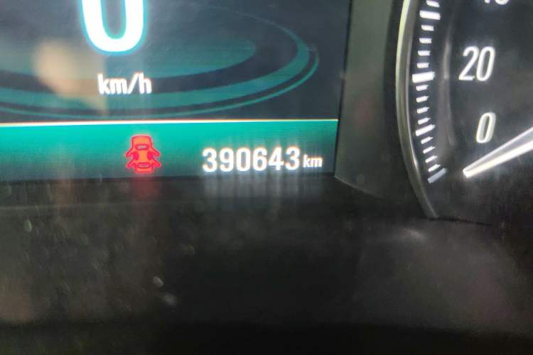 Used Buick GL6 2018 18T 6-Seater Elite Model Odometer Close Up