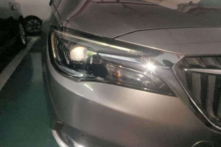 Used Buick GL6 2018 18T 6-Seater Prestige Model Right Front Headlight