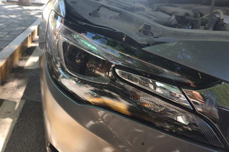 Used Buick GL6 2018 18T 6-Seater Elite Model Right Front Headlight