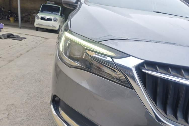 Used Buick GL6 2018 18T 6-Seater Prestige Model Right Front Headlight