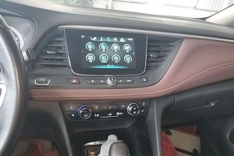 Used Buick GL6 2018 18T 6-Seater Prestige Model Audio And AC Panel