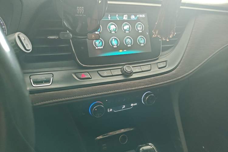 Used Buick GL6 2018 18T 6-Seater Prestige Model Audio And AC Panel