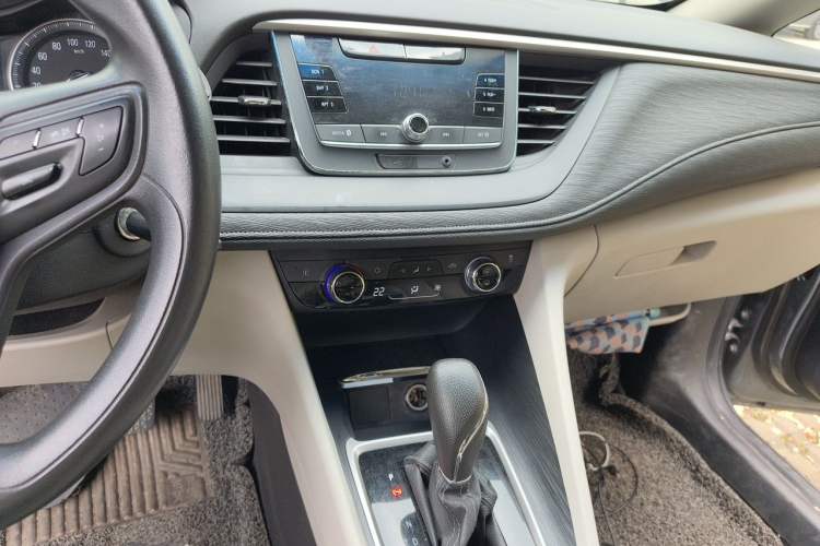 Used Buick GL6 2018 18T 6-Seater Elite Model Audio And AC Panel