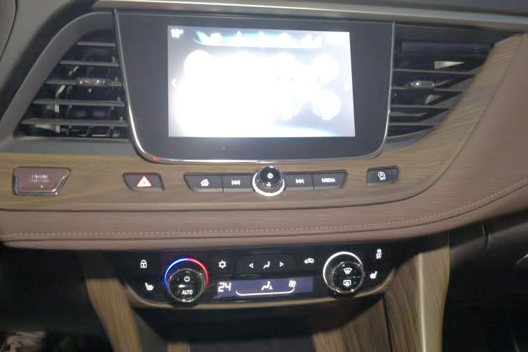 Used Buick GL6 2018 18T 6-Seater Prestige Model Audio And AC Panel