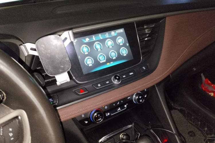 Used Buick GL6 2018 18T 6-Seater Prestige Model Audio And AC Panel