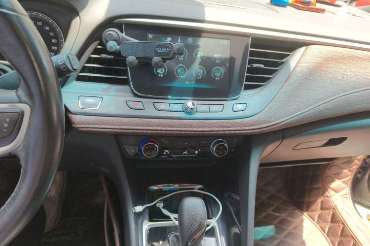 Used Buick GL6 2018 18T 6-Seater Luxury Model Audio And AC Panel
